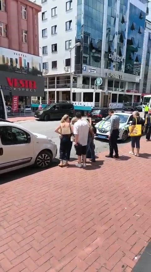 Scooterla dengesini kaybedip düşen sürücü yaralandı