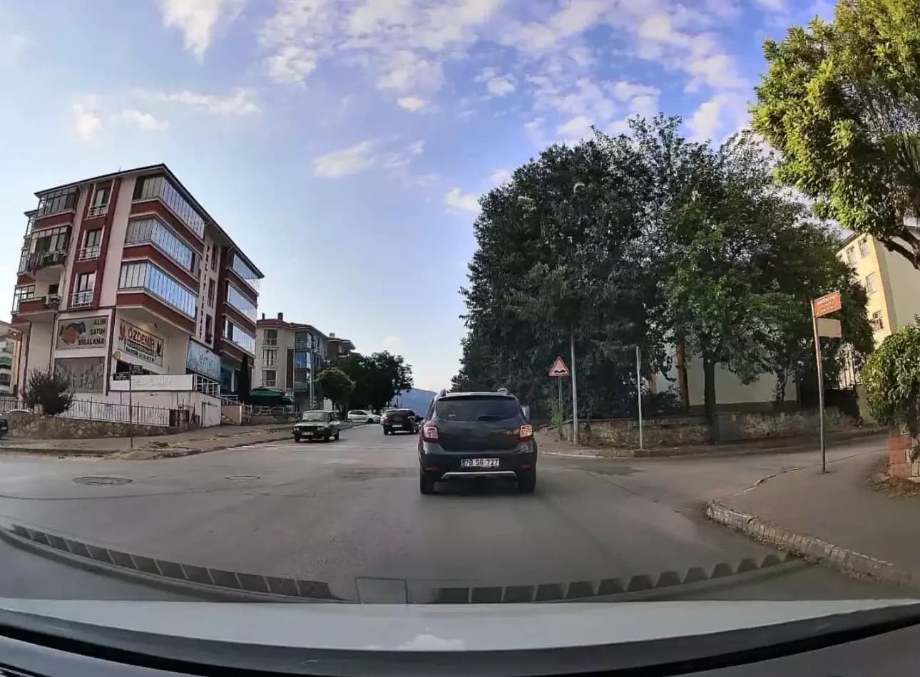 Karşı yönden gelen araçlara rağmen sollama yapan sürücü kamerada