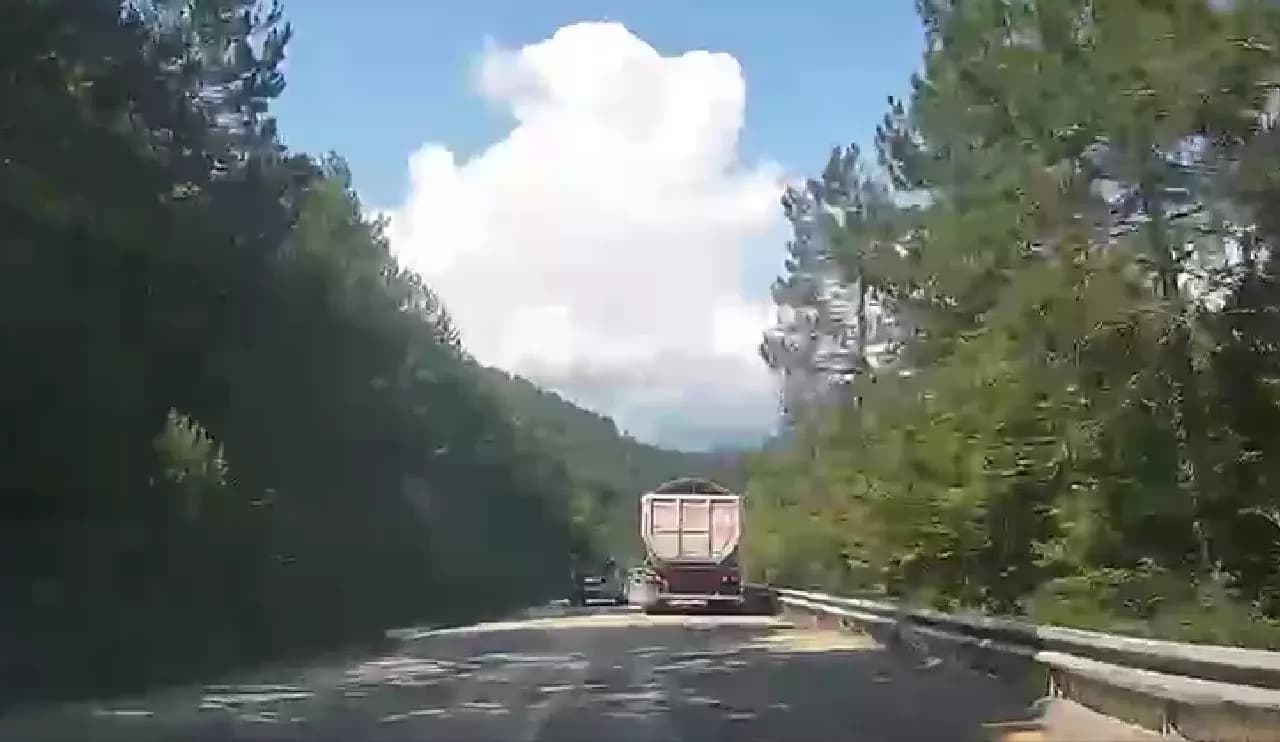 Karabük'te hatalı sollama yapan sürücüler kazaya davetiye çıkardı