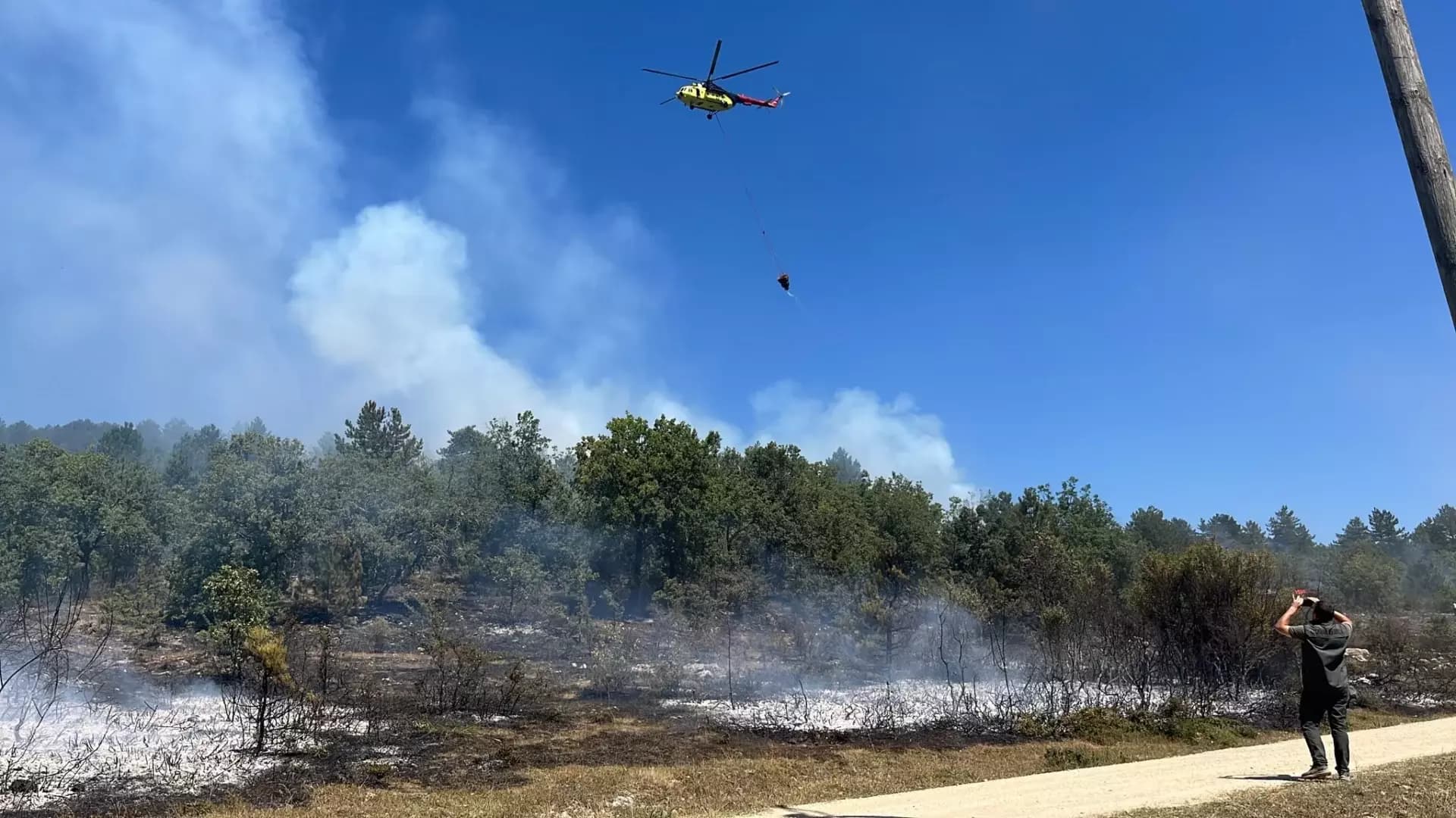 Karabük'te orman yangınına helikopterle müdahale ediliyor