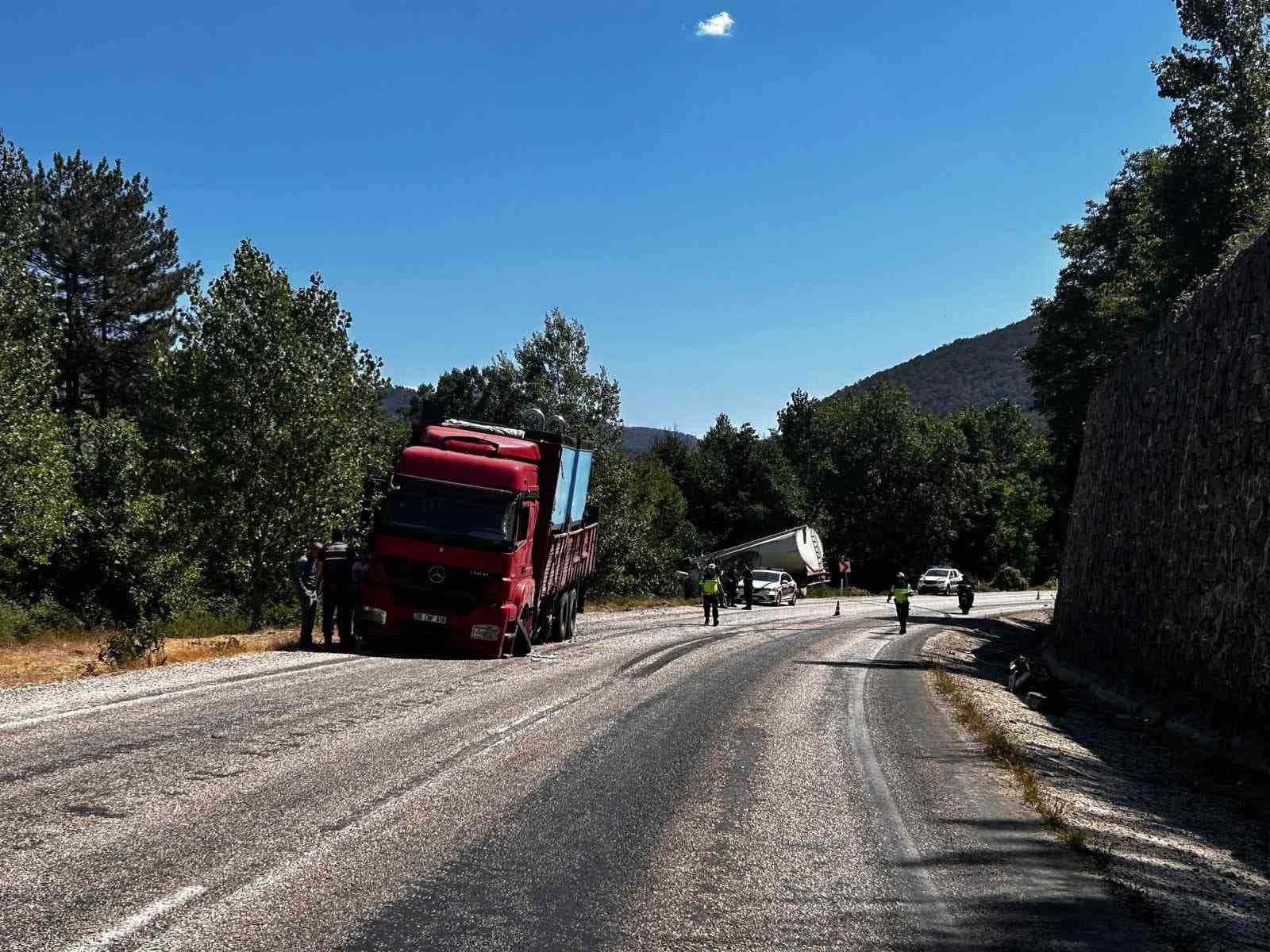 Bolu’da iki kamyon çarpıştı: 1 yaralı