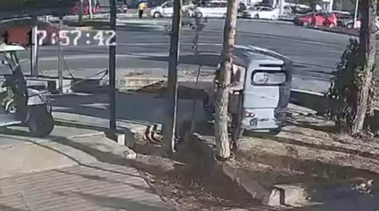 Karabük'te otomobilin yayaya çarptığı anlar kamerada