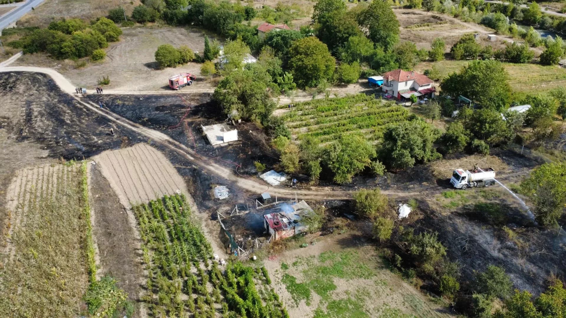 Safranbolu'da korkutan ot yangını evlere sıçramadan söndürüldü