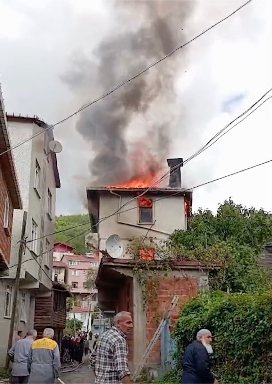 Kastamonu’da iki katlı ev alev alev yandı