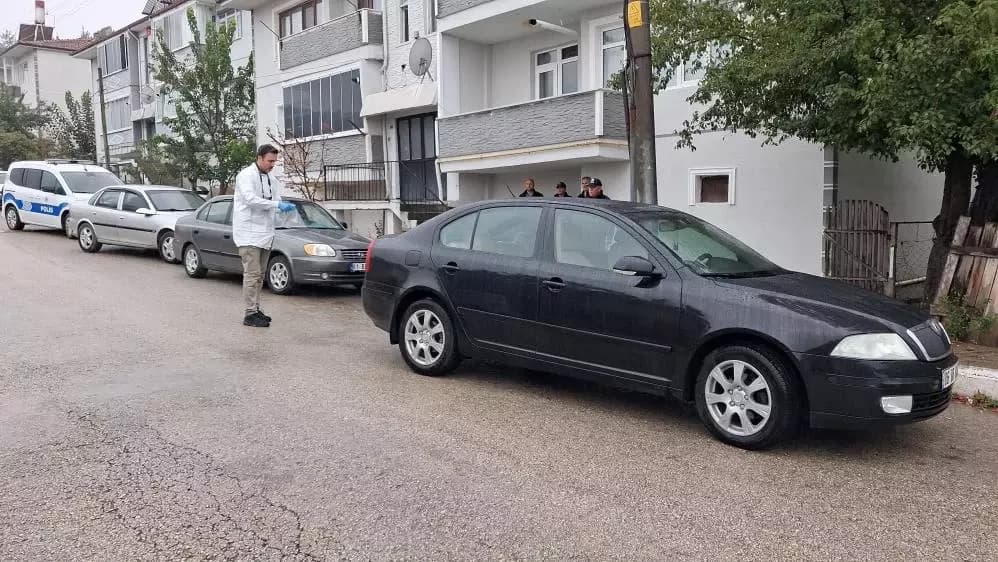 Otomobilinden indikten sonra yere düşen şahıs hayatını kaybetti