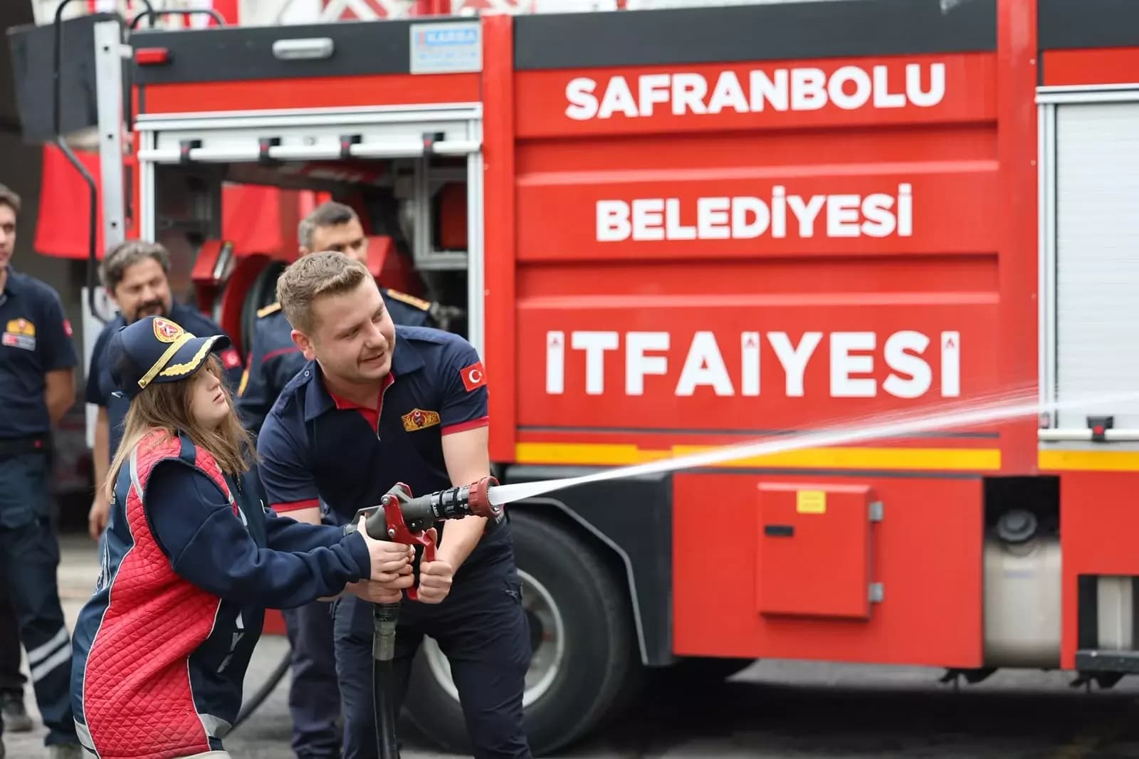 Özel öğrenciler İtfaiyeciler Haftası'nı itfaiyecilerle kutladı