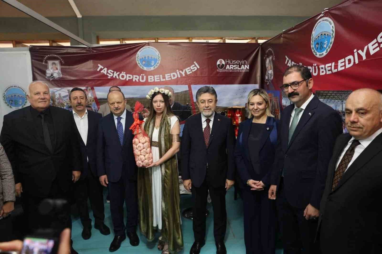 Bakan Yumaklı’ya, Taşköprü sarımsağı hediye edildi