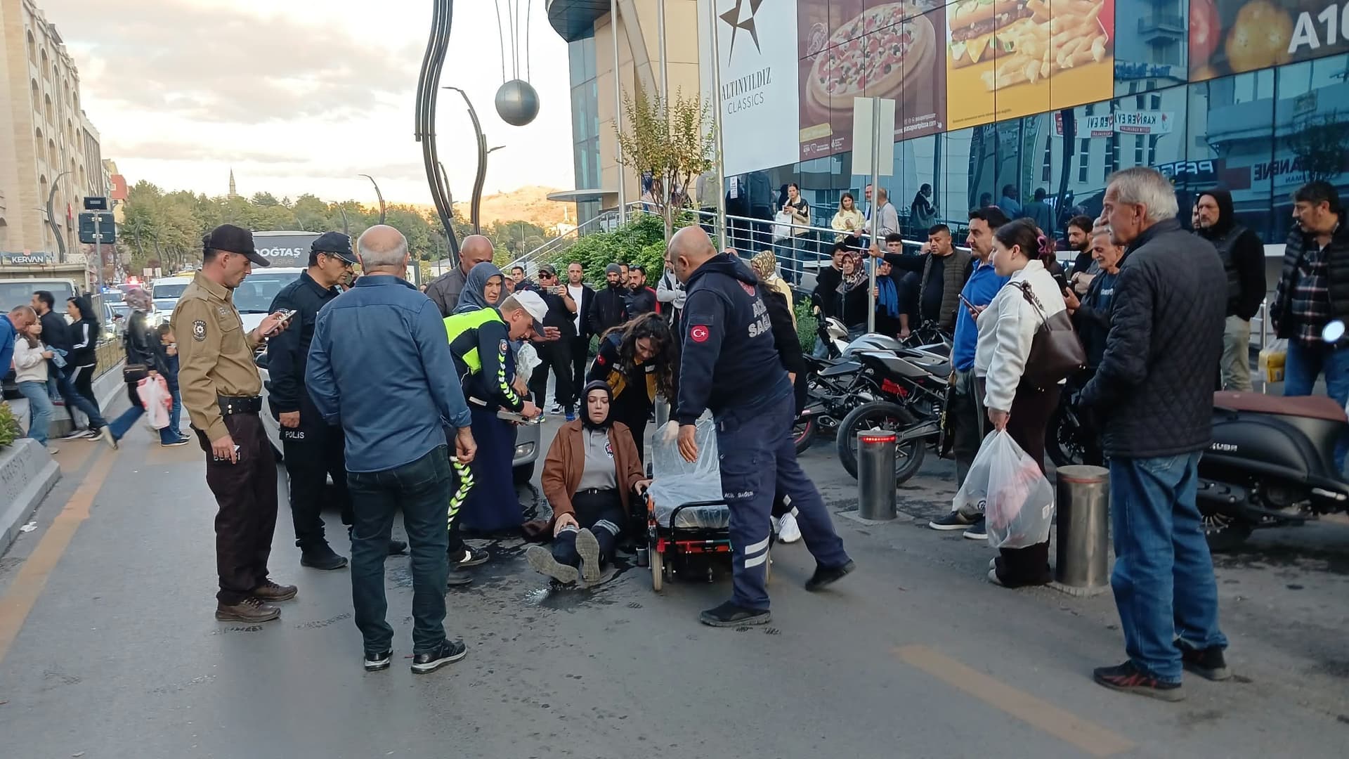 Karabük'te yaya geçidinde otomobil çarptı