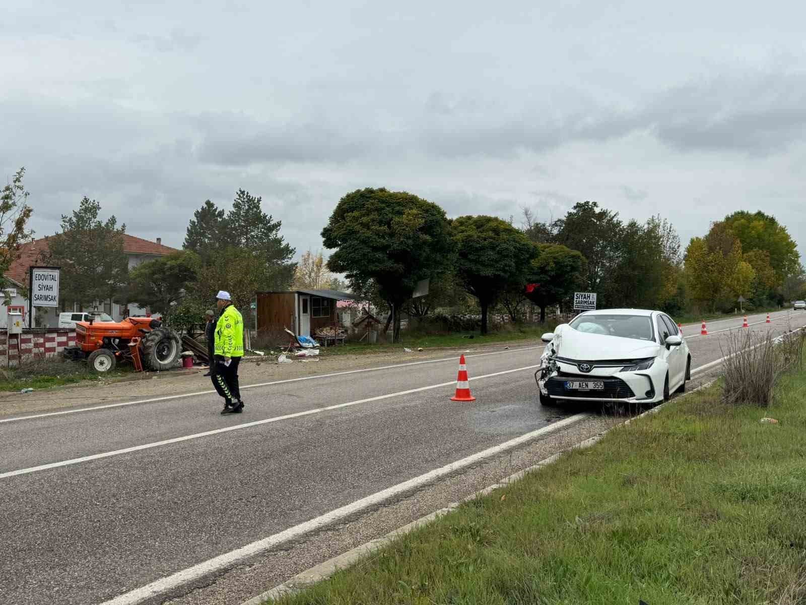 Traktöre çarpan otomobilin sürücüsü yaralandı
