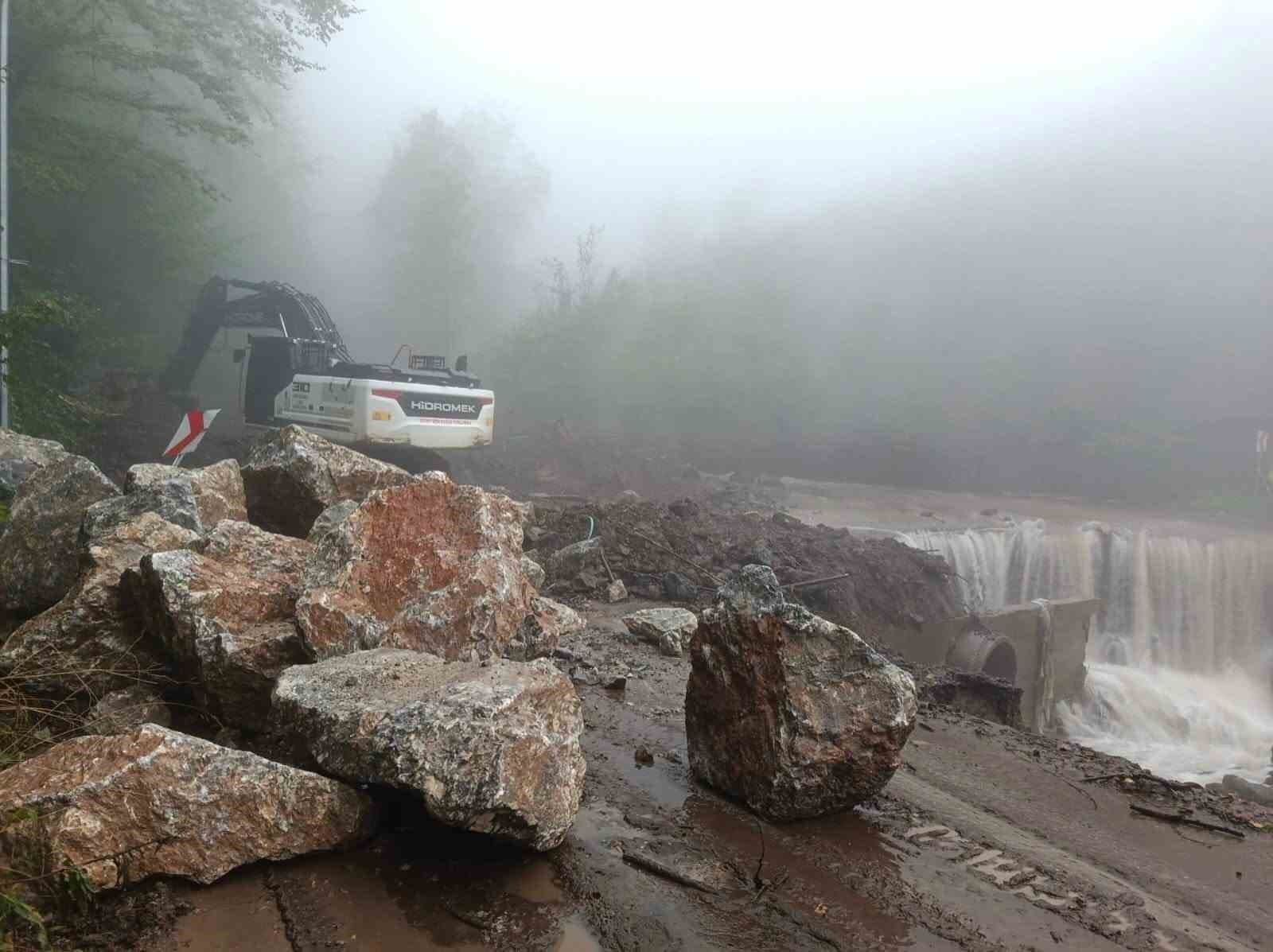 Düzce’de yağış nedeniyle kapanan yollar açıldı