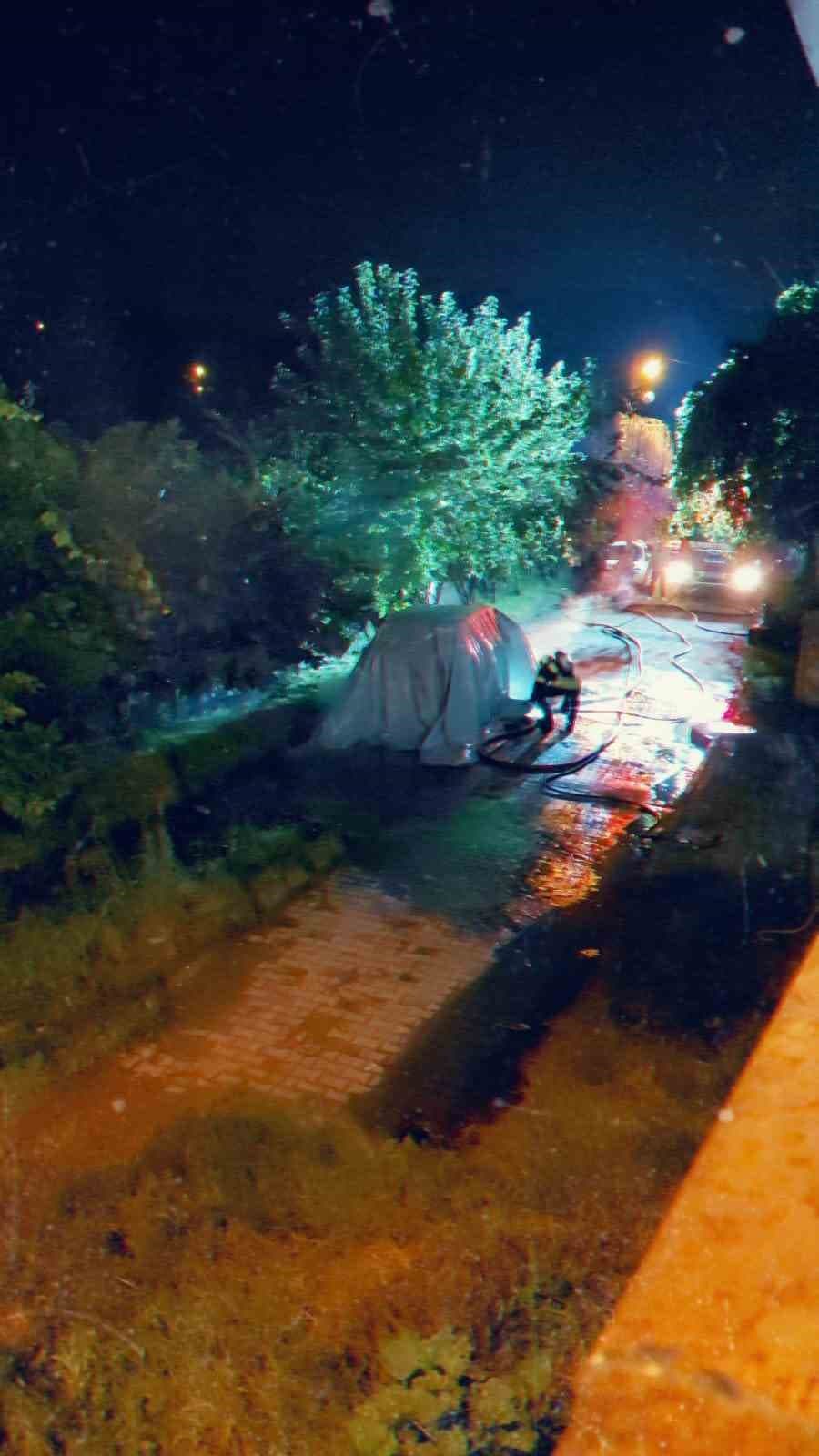 Trabzon’da park halindeki elektrikli otomobil gece yandı