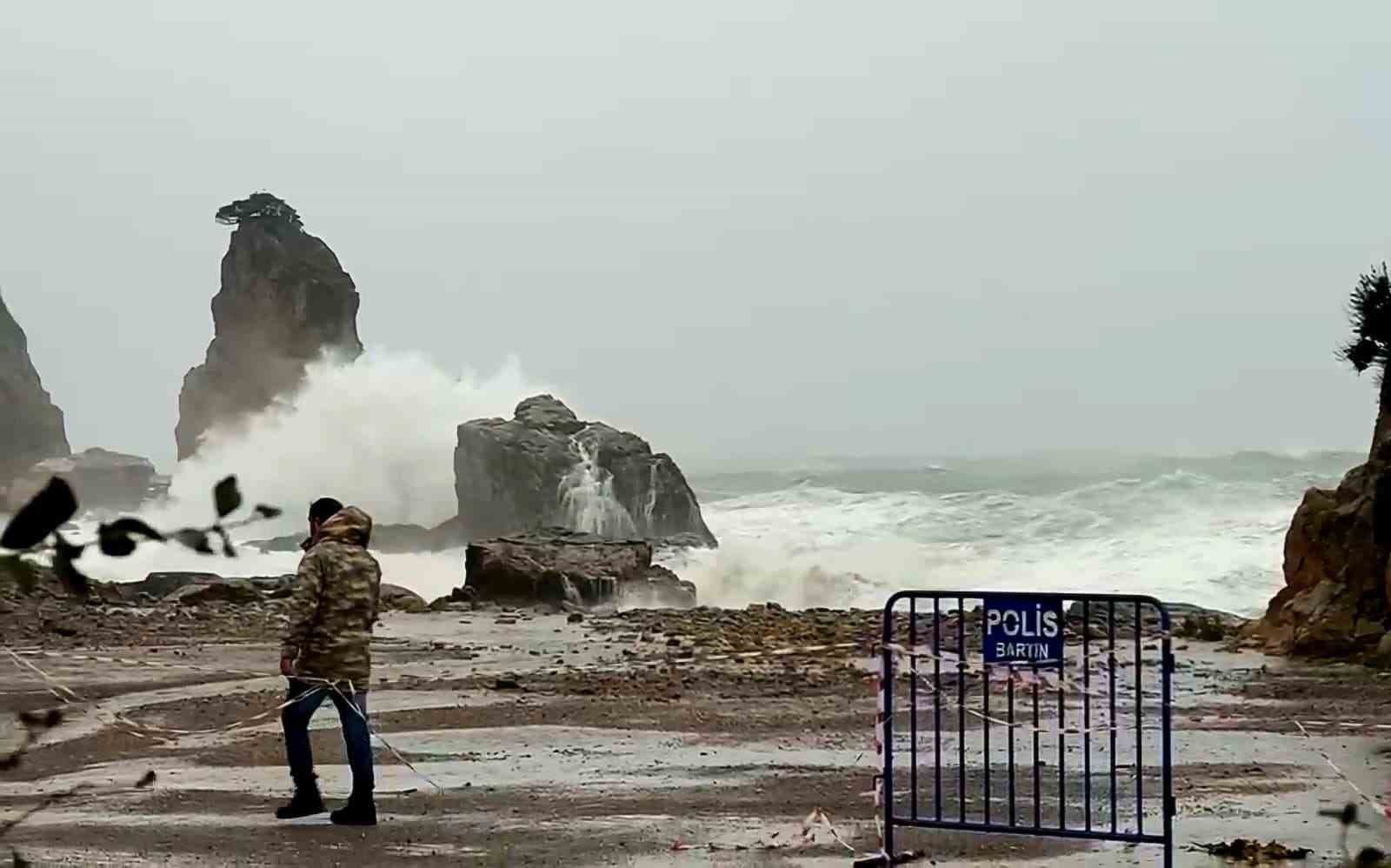 Amasra’da dalga boyu 10 metreyi aştı