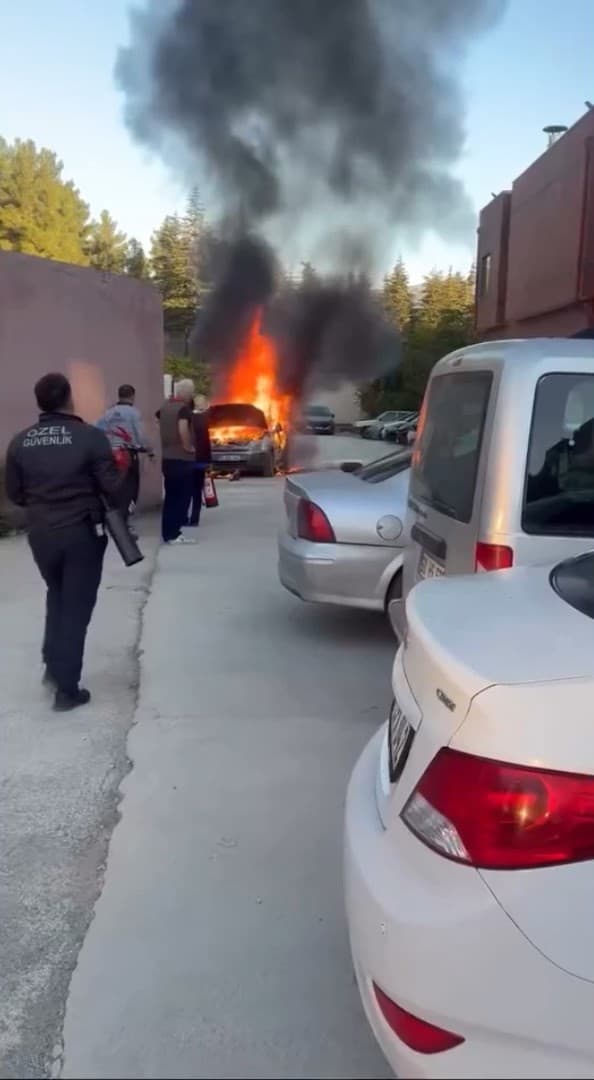 Hastane otoparkında otomobil alev topuna döndü