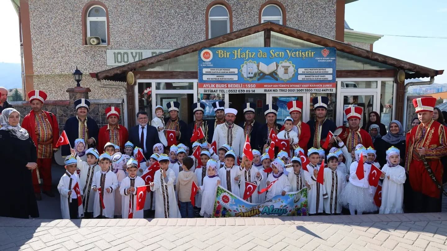 Minik Öğrenciler Kur’an öğrenmeye “Bismillah” dedi