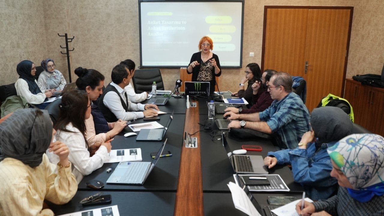 KBÜ'de araştırmacılara yapay zekâ destekli veri eğitimi