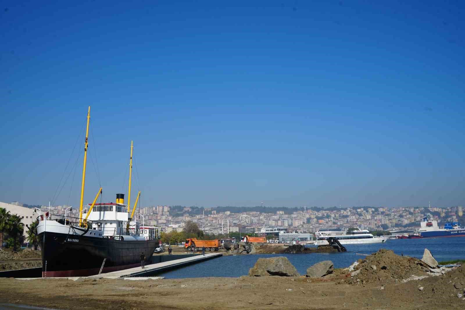 Karadan yürütülen Bandırma Vapuru Müzesi’nin yeni yerinde çalışmalar sürüyor