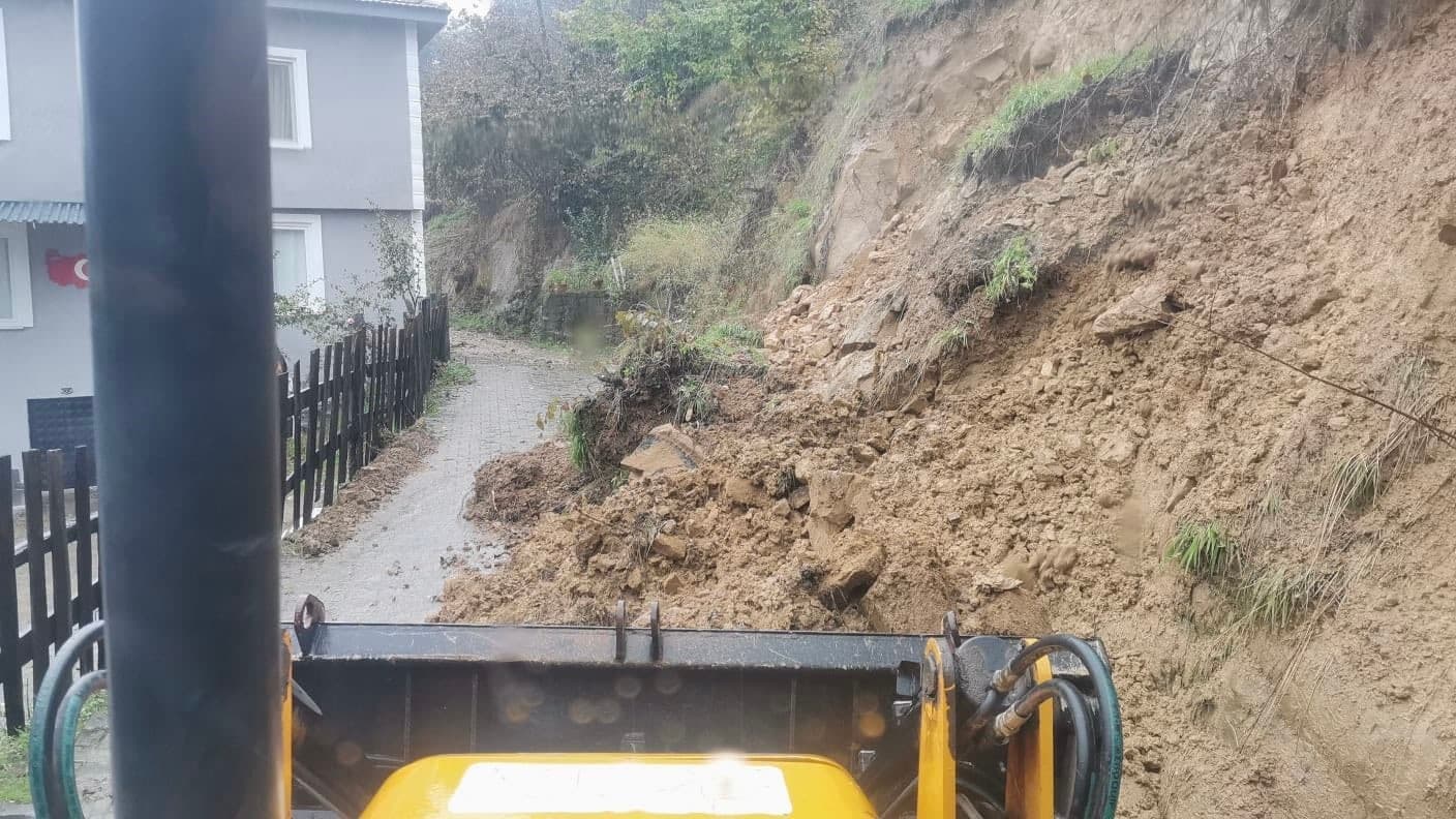 Akçakoca’da toprak kayması sonrası yol güvenliği sağlandı
