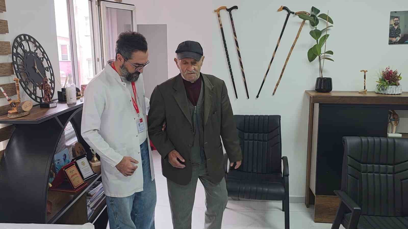 72 yaşındaki emekli madenci, yapay deri işlevi gören materyalle ayağa kalktı