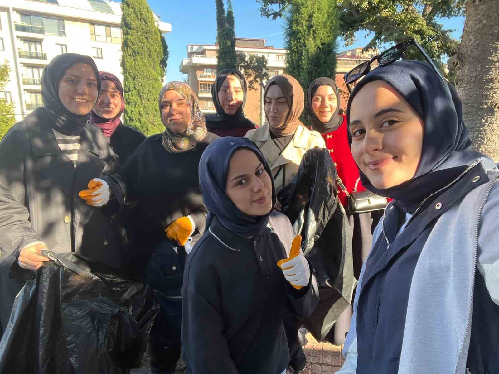 Üniversite öğrencilerinden mezarlıkta temizlik çalışması