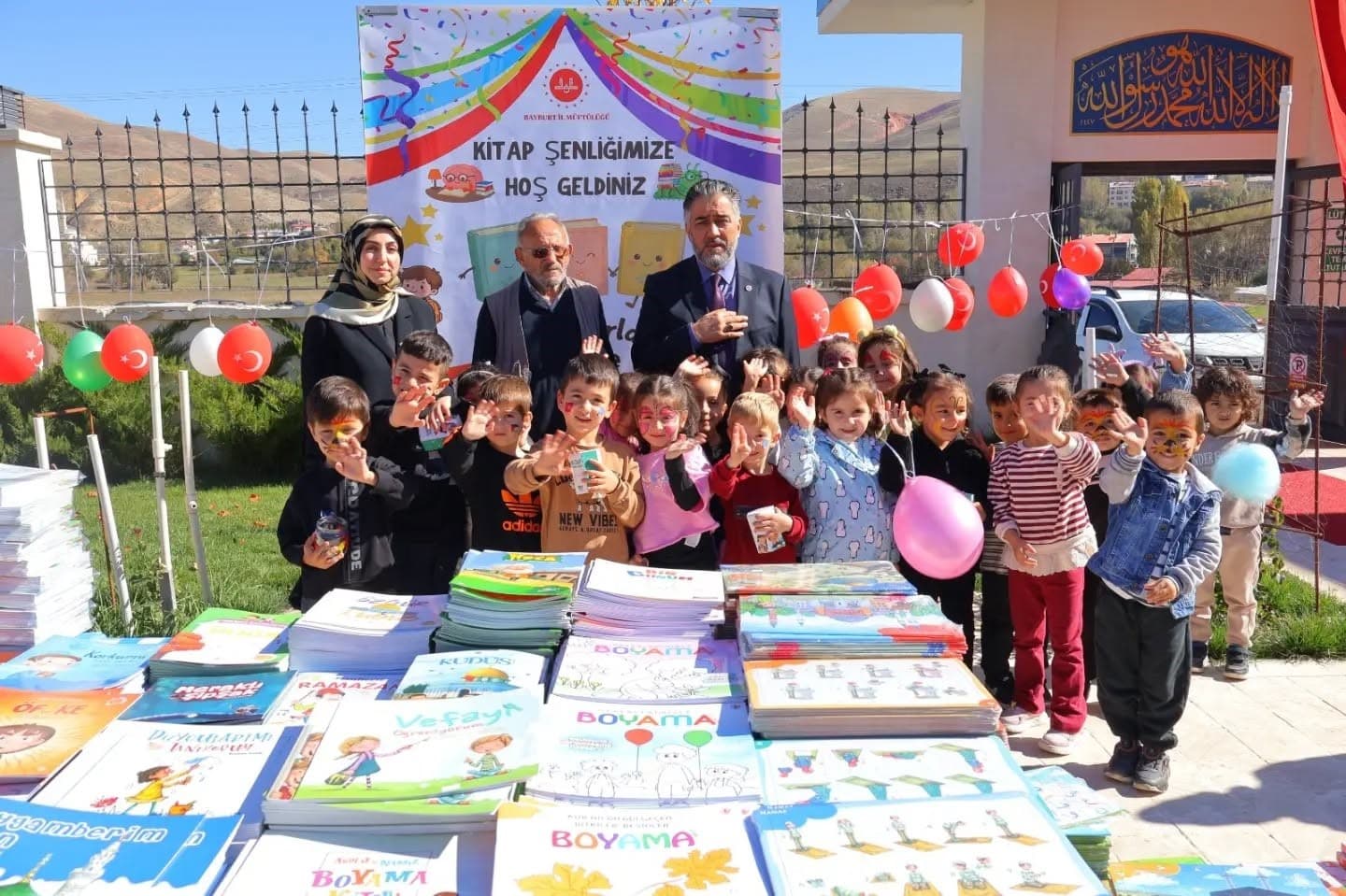 Bayburt’ta minik öğrenciler kumbaralarındaki harçlıklarla kitap aldı
