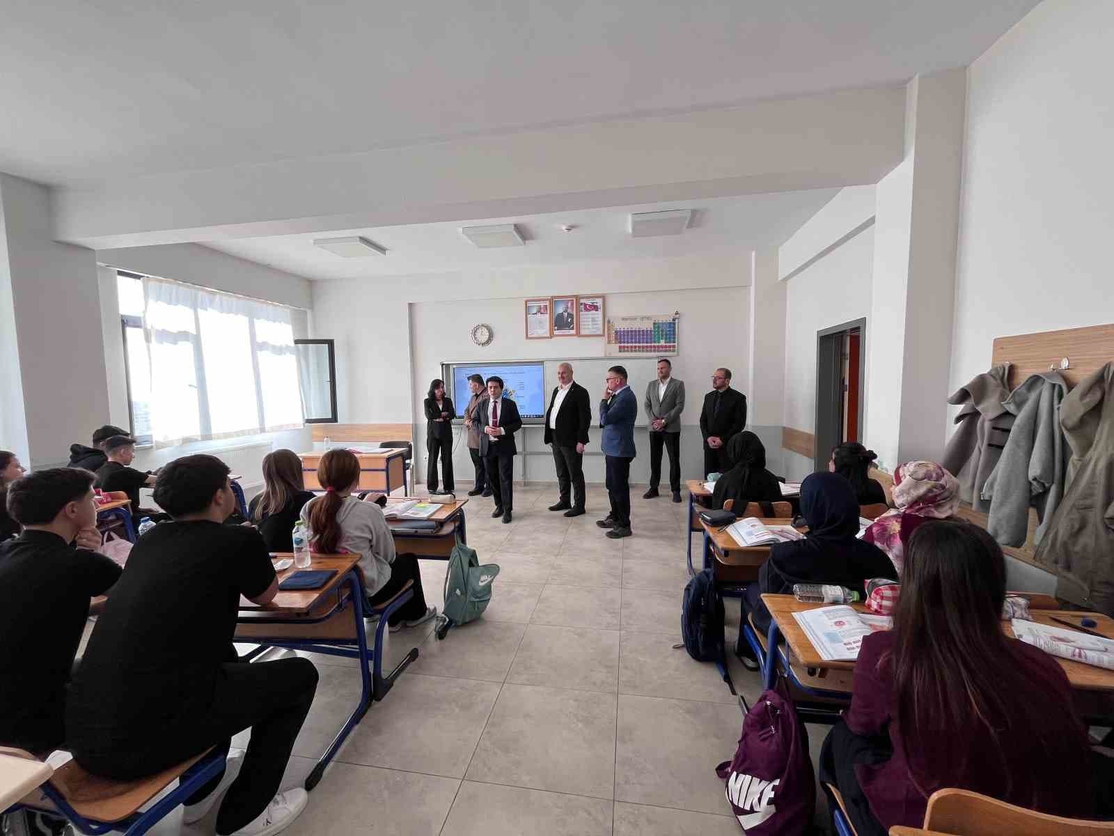 Kaymakam ve başkan öğrencilerle buluştu