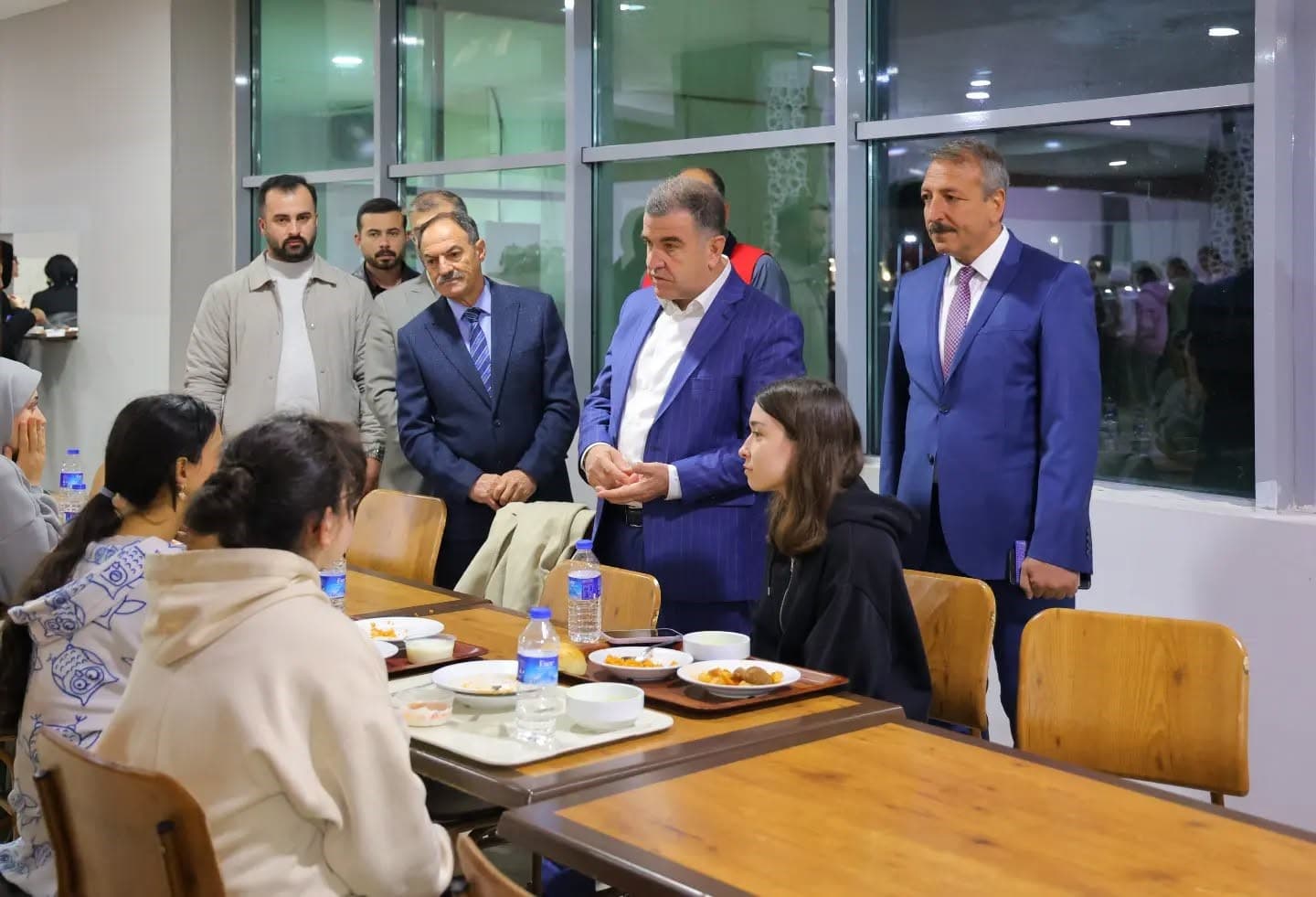 Vali Eldivan yurtlarda öğrencilerin taleplerini dinledi