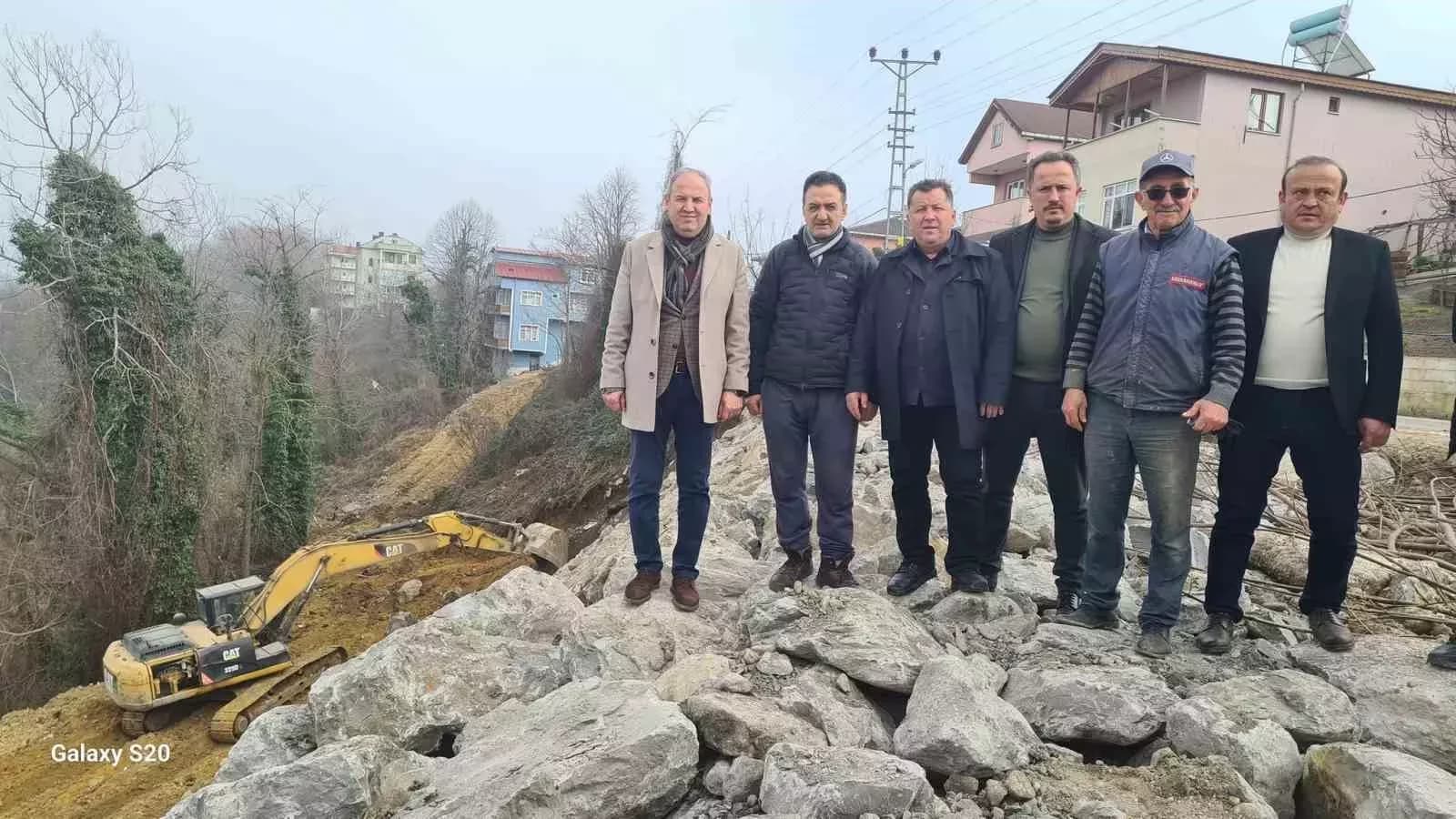 Alaplı’da heyelan riski olan yollara istinat duvarı örülüyor