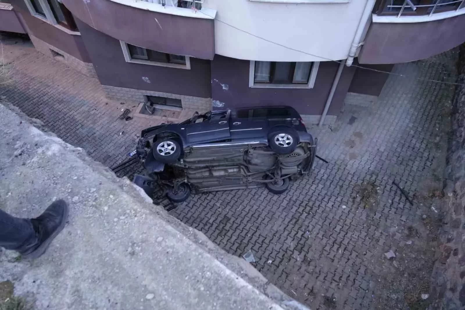 Gümüşhane’de el freni çekilmeyen cip 10 metrelik duvardan uçtu, sürücü son anda kurtuldu