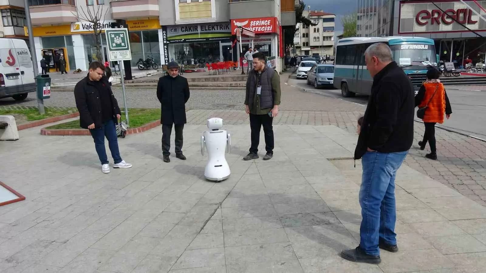 Bu robot seçmenlerin nabzını tutuyor