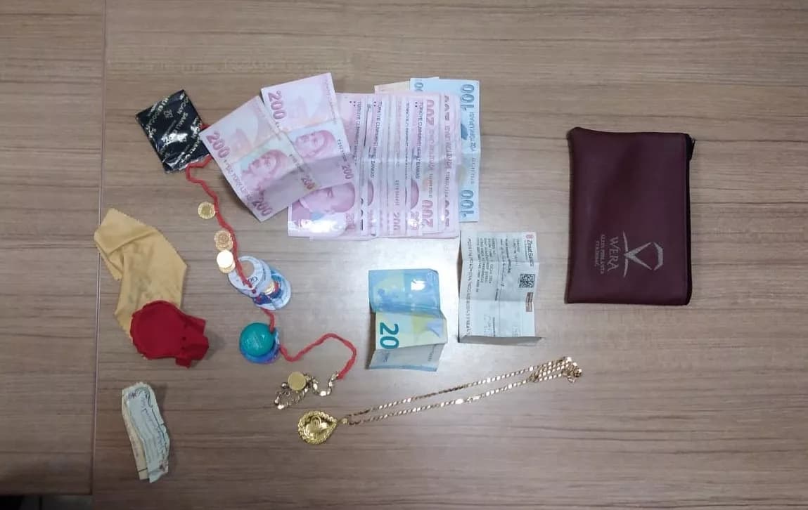 Yolda bulunan ziynet eşyası ve para dolu cüzdan polis ekiplerinin çabasıyla sahibine ulaştırıldı