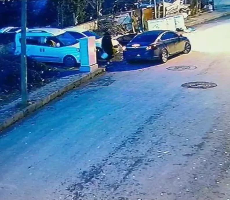 Gruba gelen "hırsız var" mesajını önemsemeyince aracı soyuldu