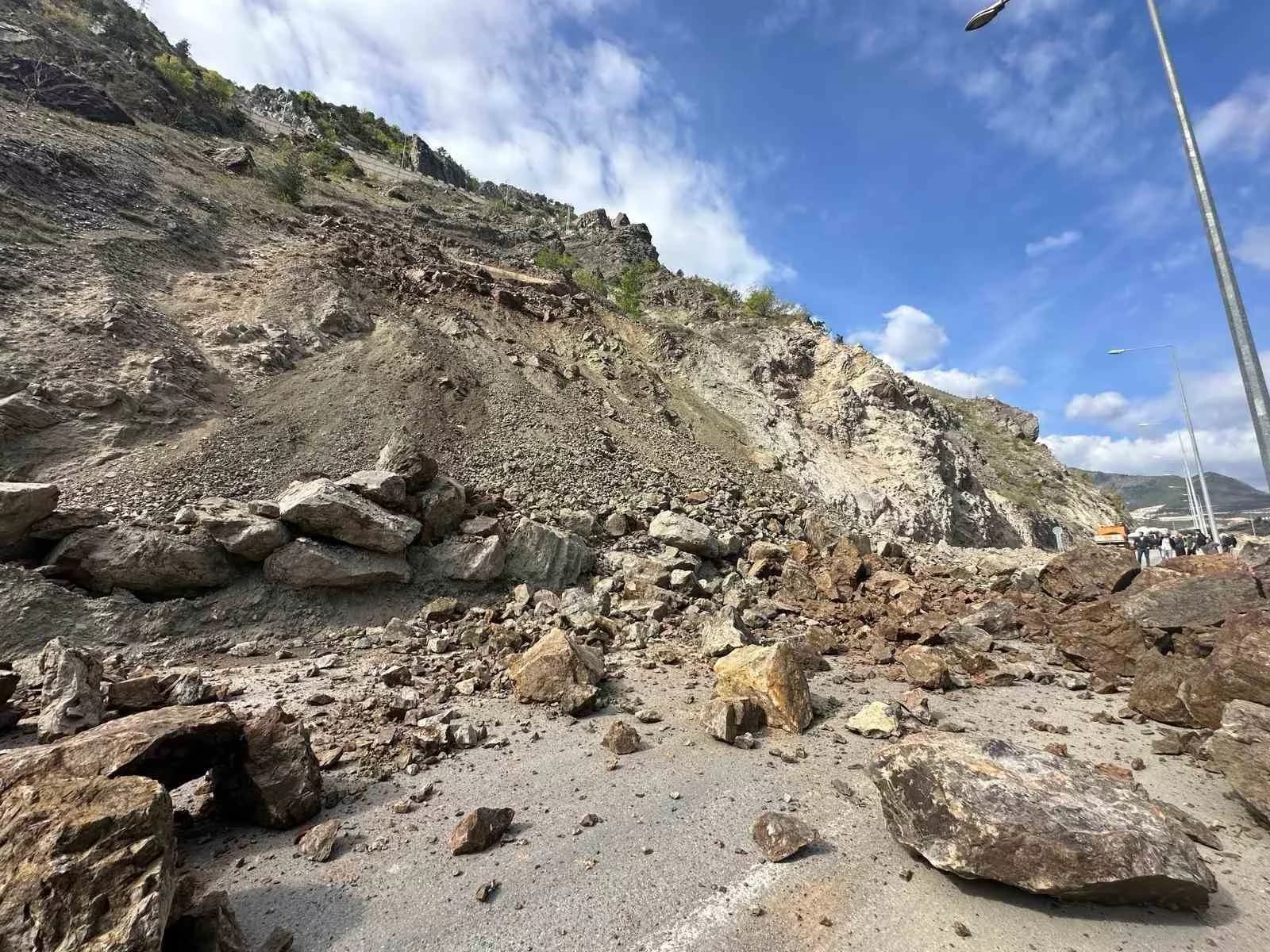 Artvin-Yusufeli karayolu heyelan nedeniyle ulaşıma kapandı