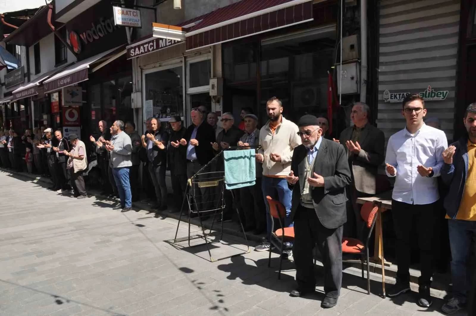 Onlarca esnaf, Ramazan ayının son Cuma’sında ellerini semaya açtı