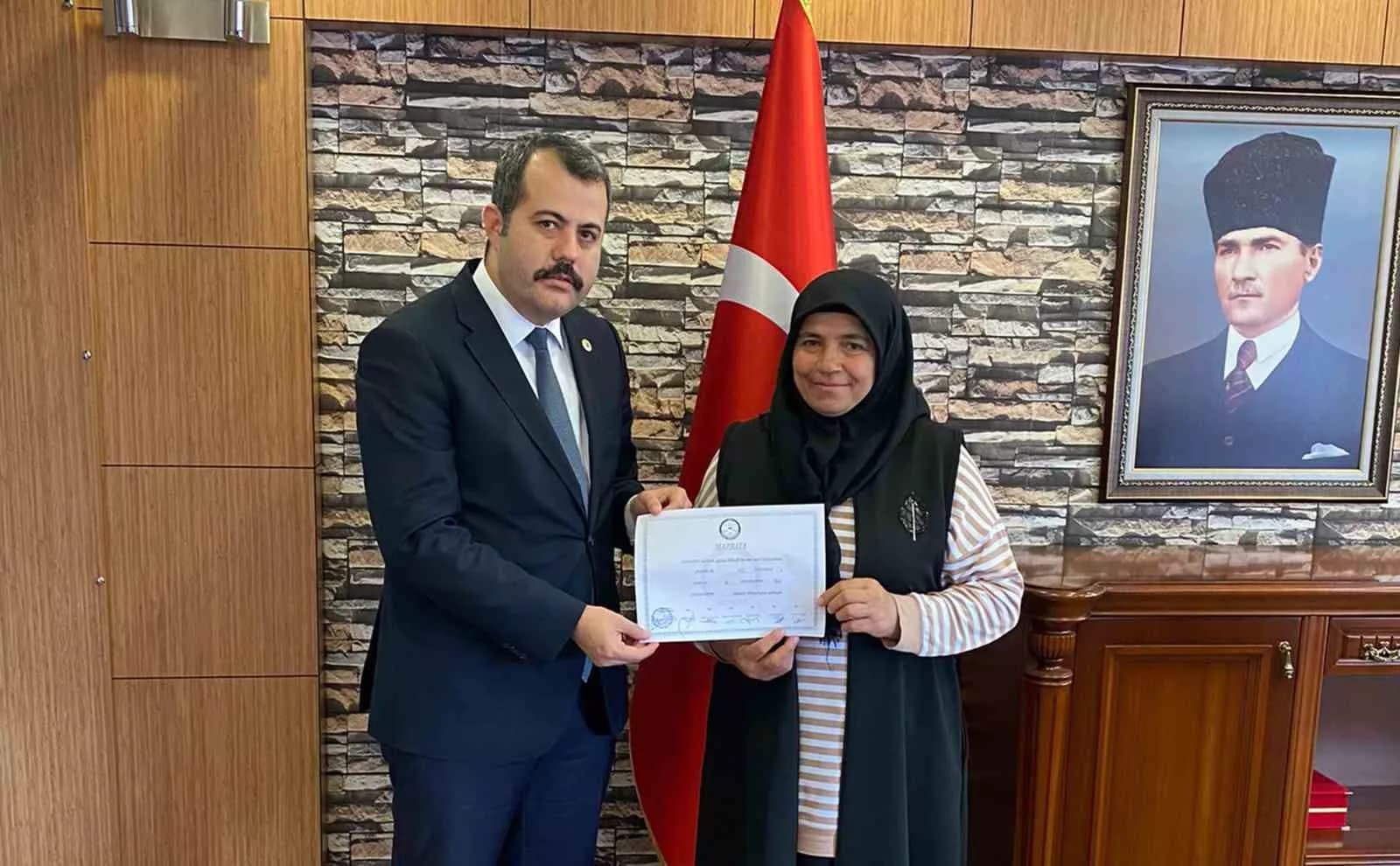 Vezirköprü’nün tek kadın muhtarı mazbatasını aldı