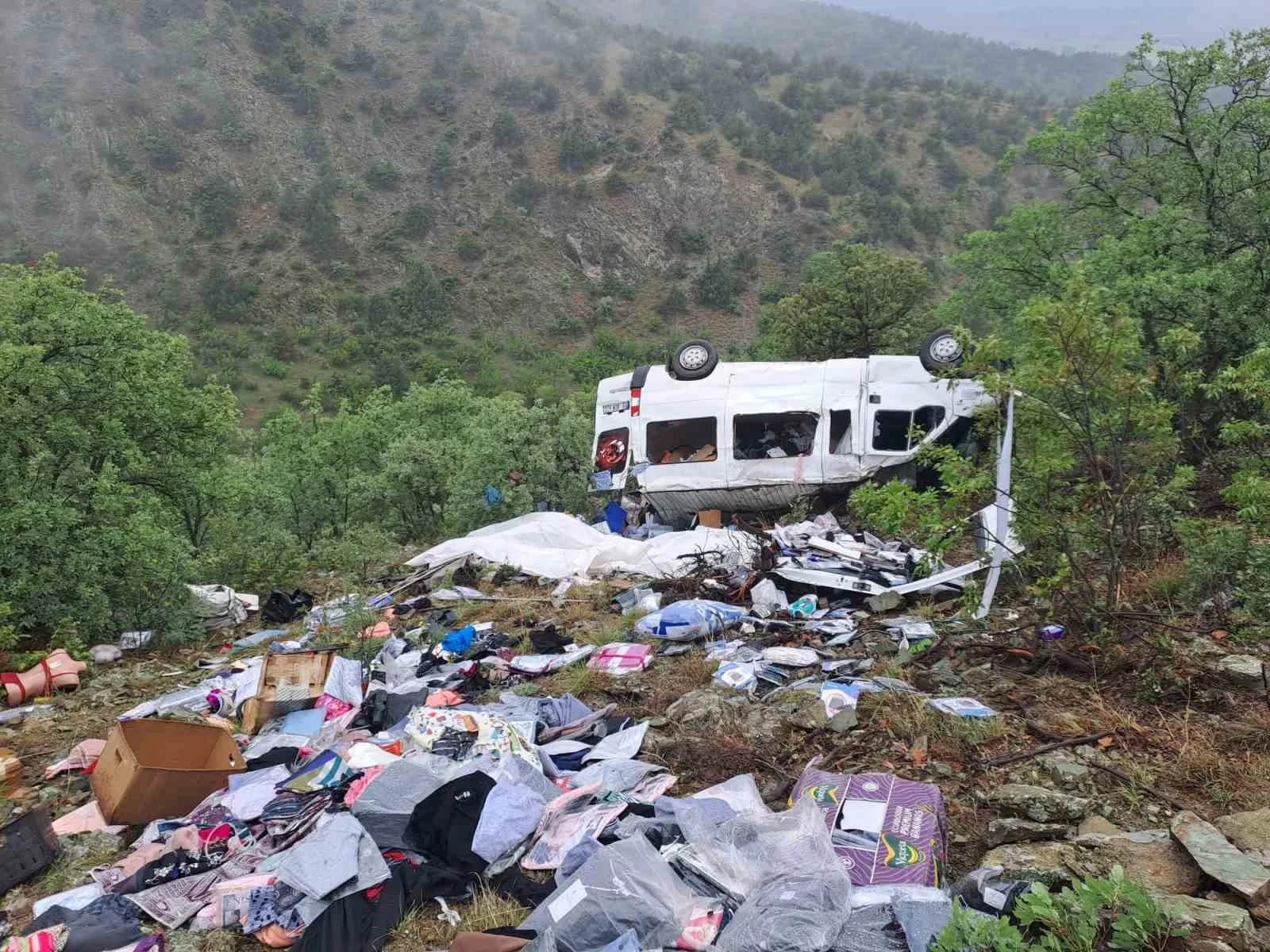 Viraji alamayan minibüs şaramplole yuvarlandı: 1 yaralı