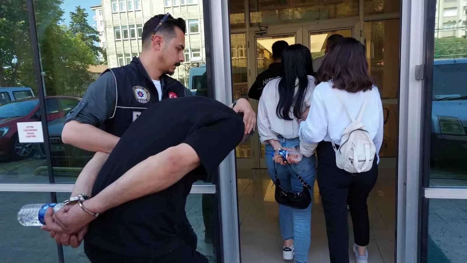 Aracın zulasında ele geçen uyuşturucuyla ilgili 3 kişi adliyede