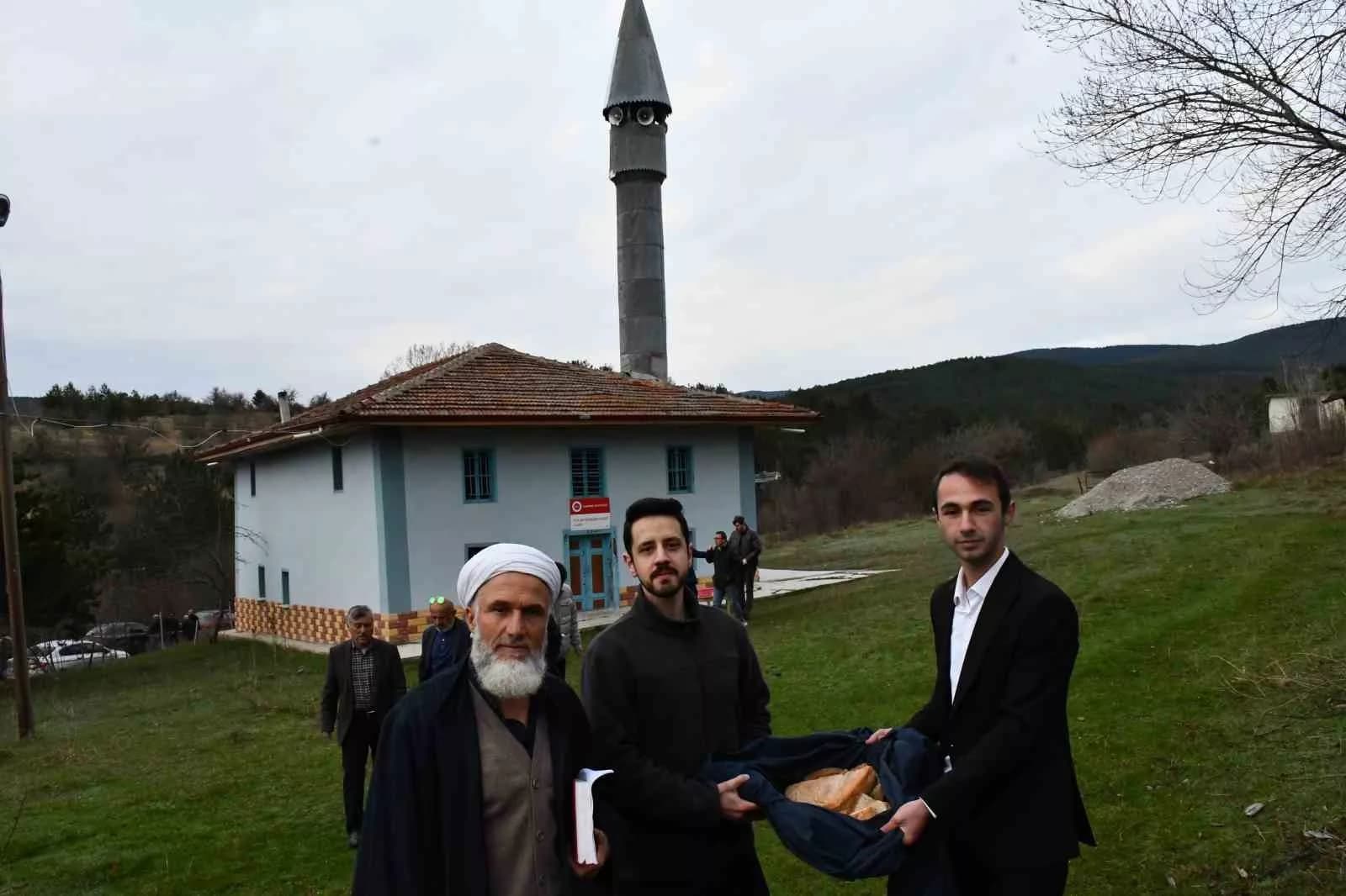 500 yıllık tarihi camide buluşan köylülerden geleneksel bayramlaşma töreni