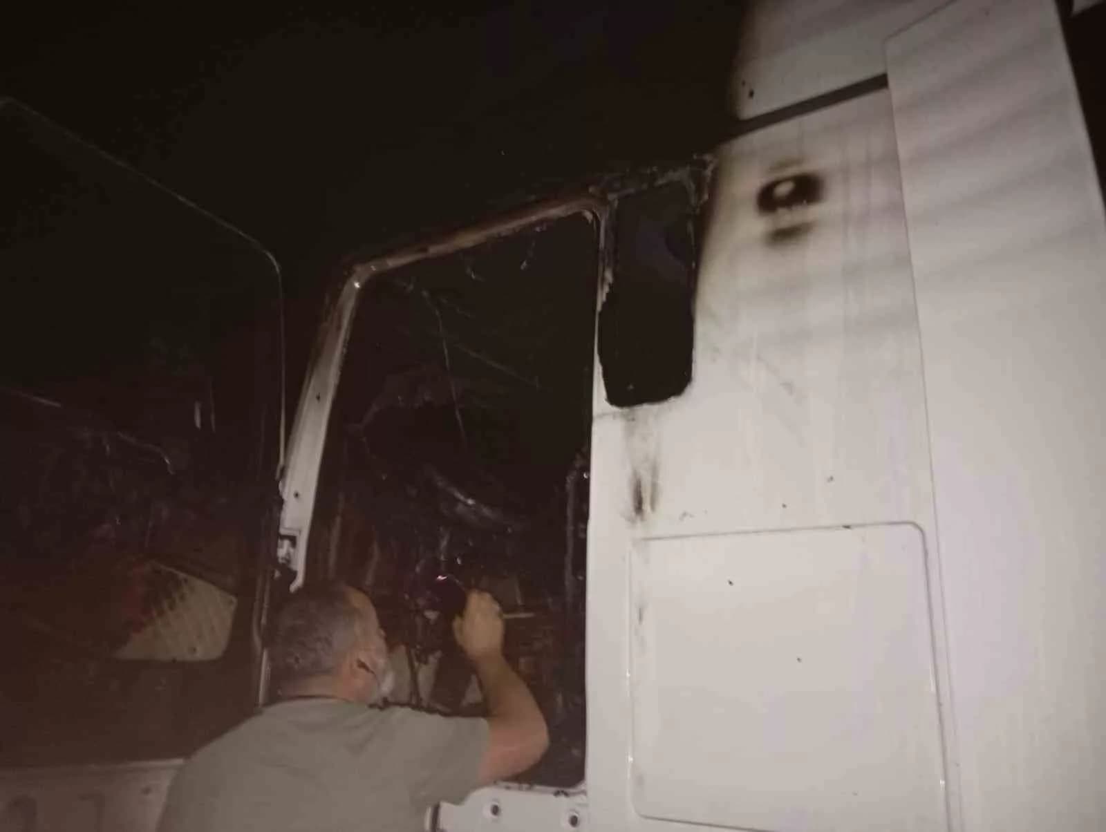 Motor kısmından alev alan tır yandı