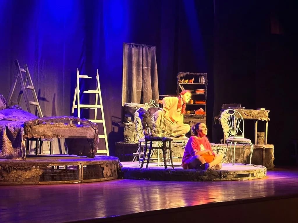 Rektör Özölçer, "Kadınlar, Filler ve Saireler" tiyatro oyununu izledi