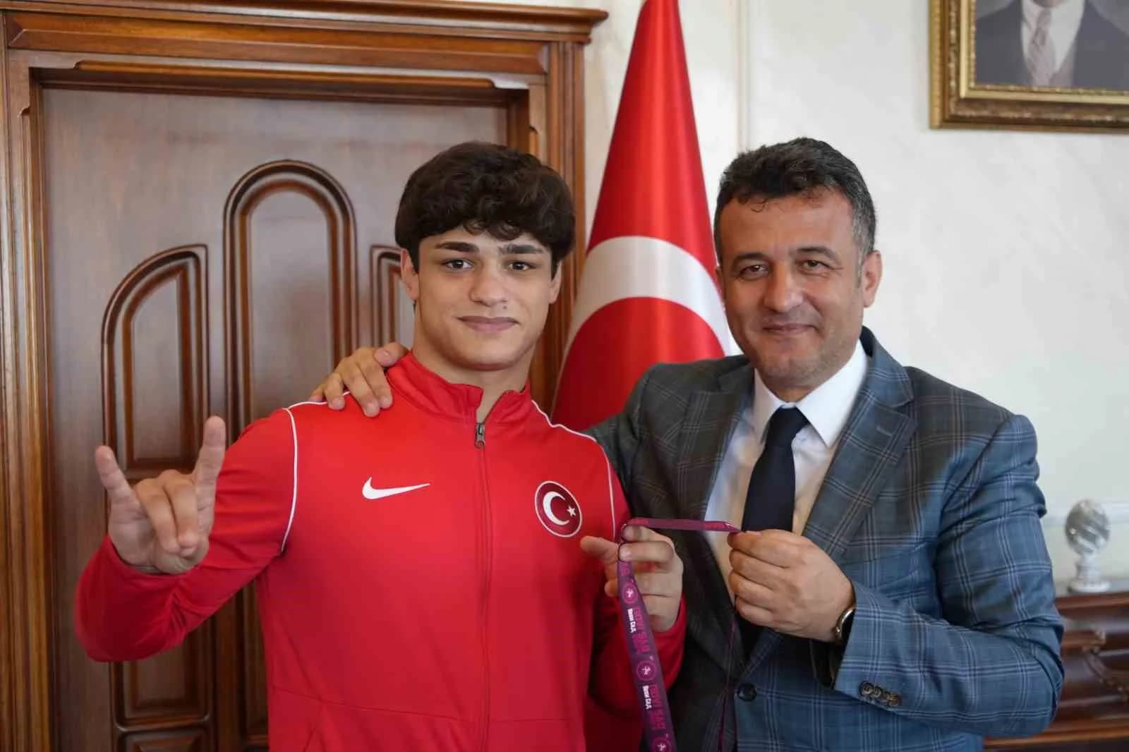 Avrupa şampiyonu milli güreşçi Alperen Berber: "Türklüğün simgesi olarak bozkurt işareti yaptım, gururluyum"