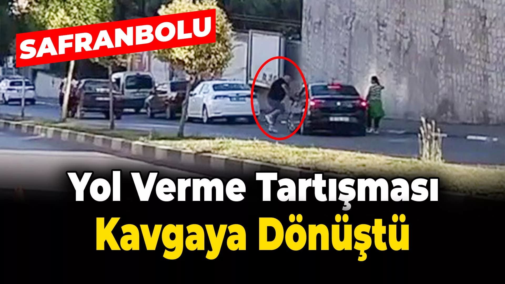 Öfkeli şahıs sürücüyü yumruklayıp, otomobili tekmeledi