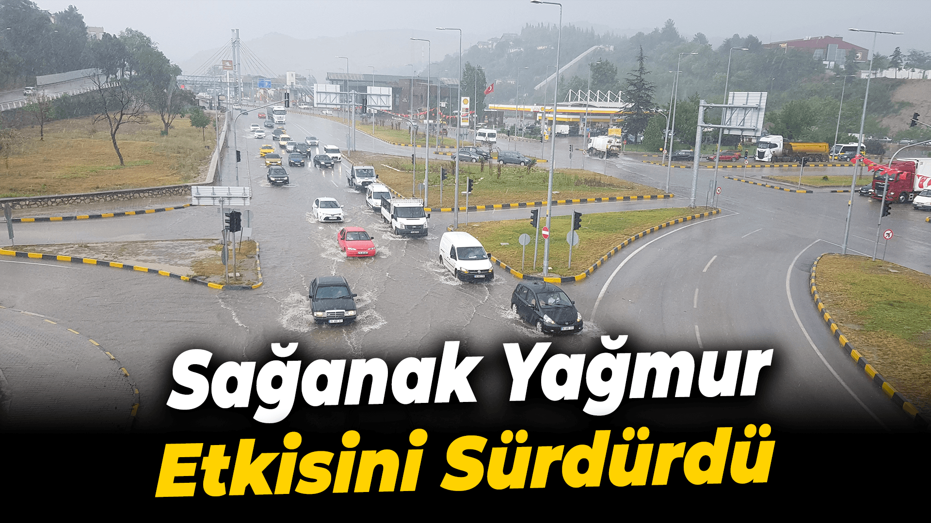 Rüzgar fidanları devirdi, sağanak yolları göle çevirdi