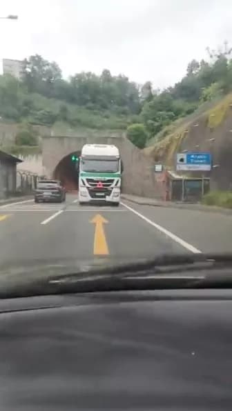 Tır Karadeniz Sahil Yolu’nda geri geri gitti, sürücüler o anları kayda aldı