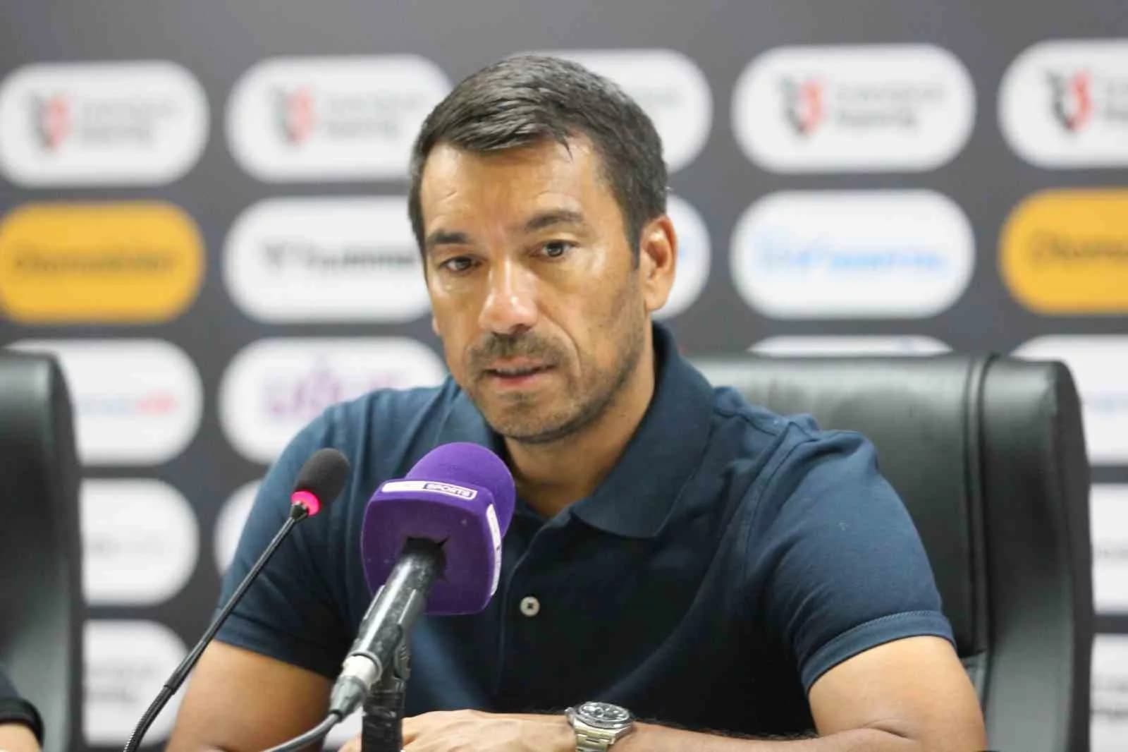 Van Bronckhorst: “İstanbul’a galibiyetle döndüğümüz için mutluyuz"