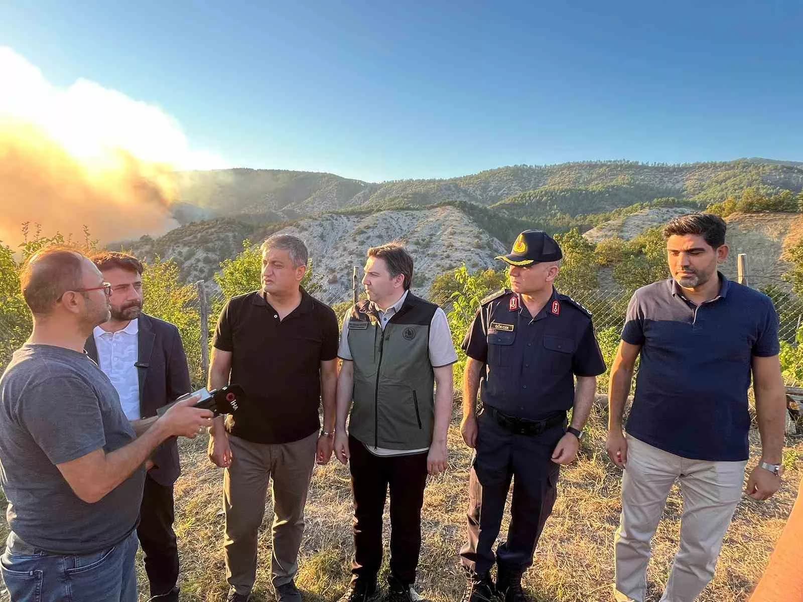 Karabük Valisi Yavuz: "Yangın 40 hektarlık alanda etkisini devam ettiriyor"