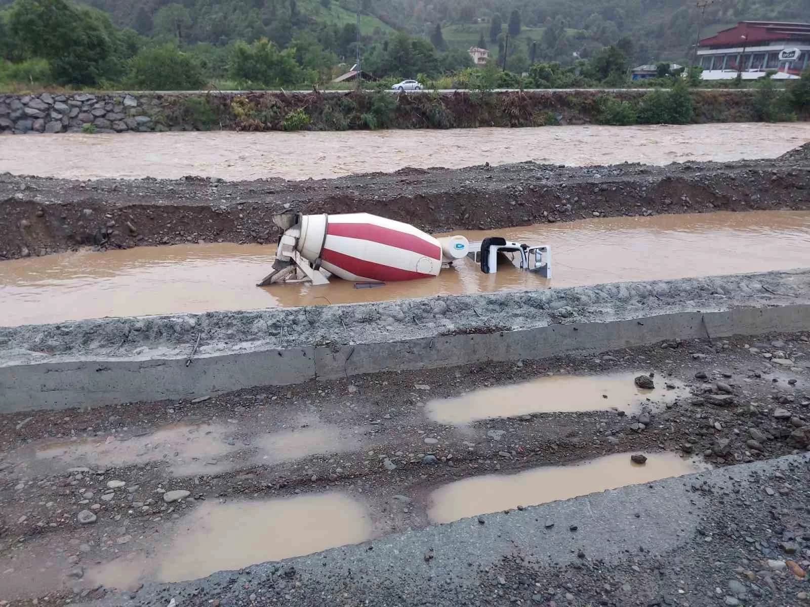 Arhavi’de taşan dere beton mikseri devirdi