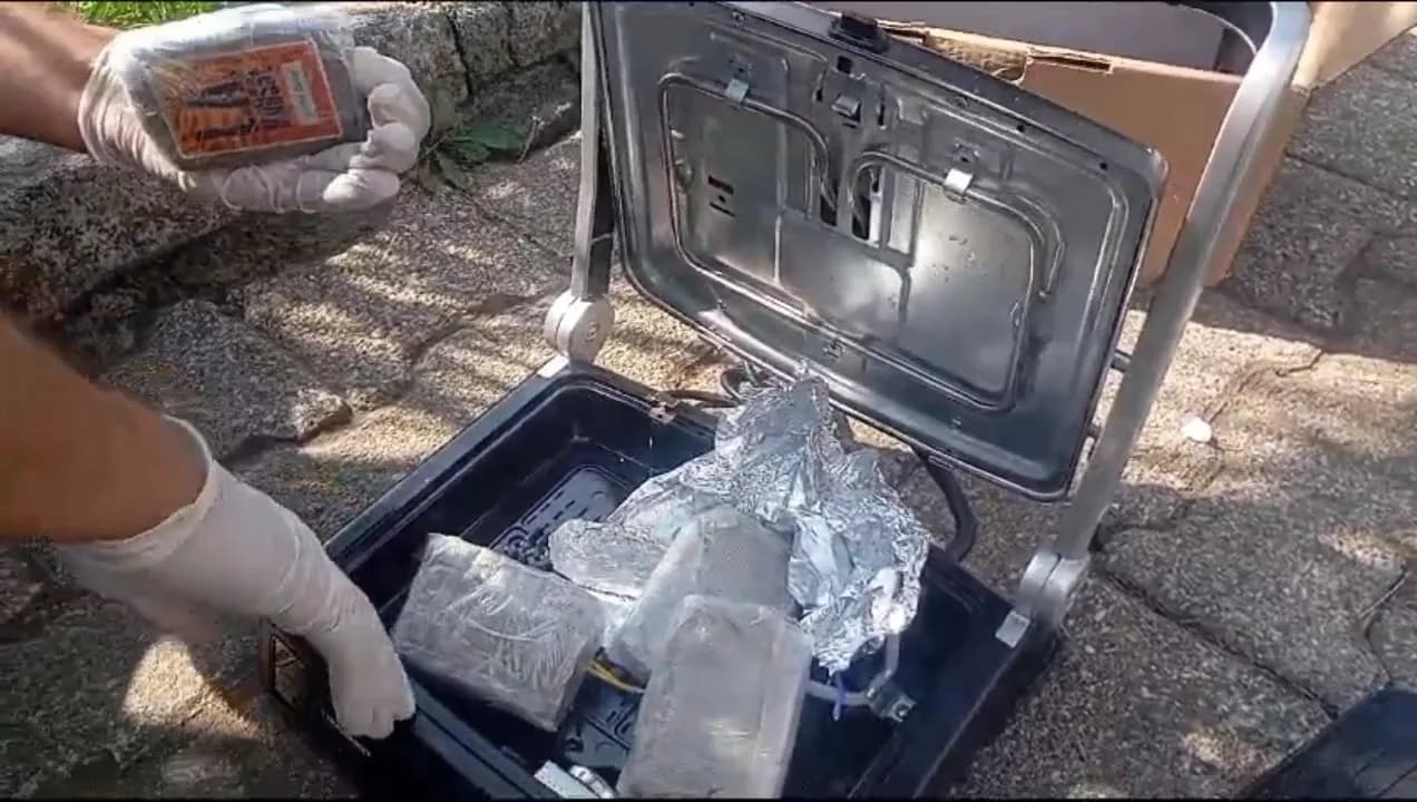 Tost makinesi içine gizlenmiş 2 kilo toz esrar ele geçirildi