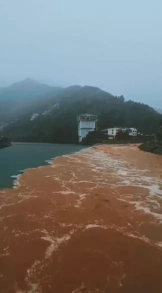 Artvin’de şiddetli yağış sonrası taşan dereler Çoruh nehriyle böyle buluştu