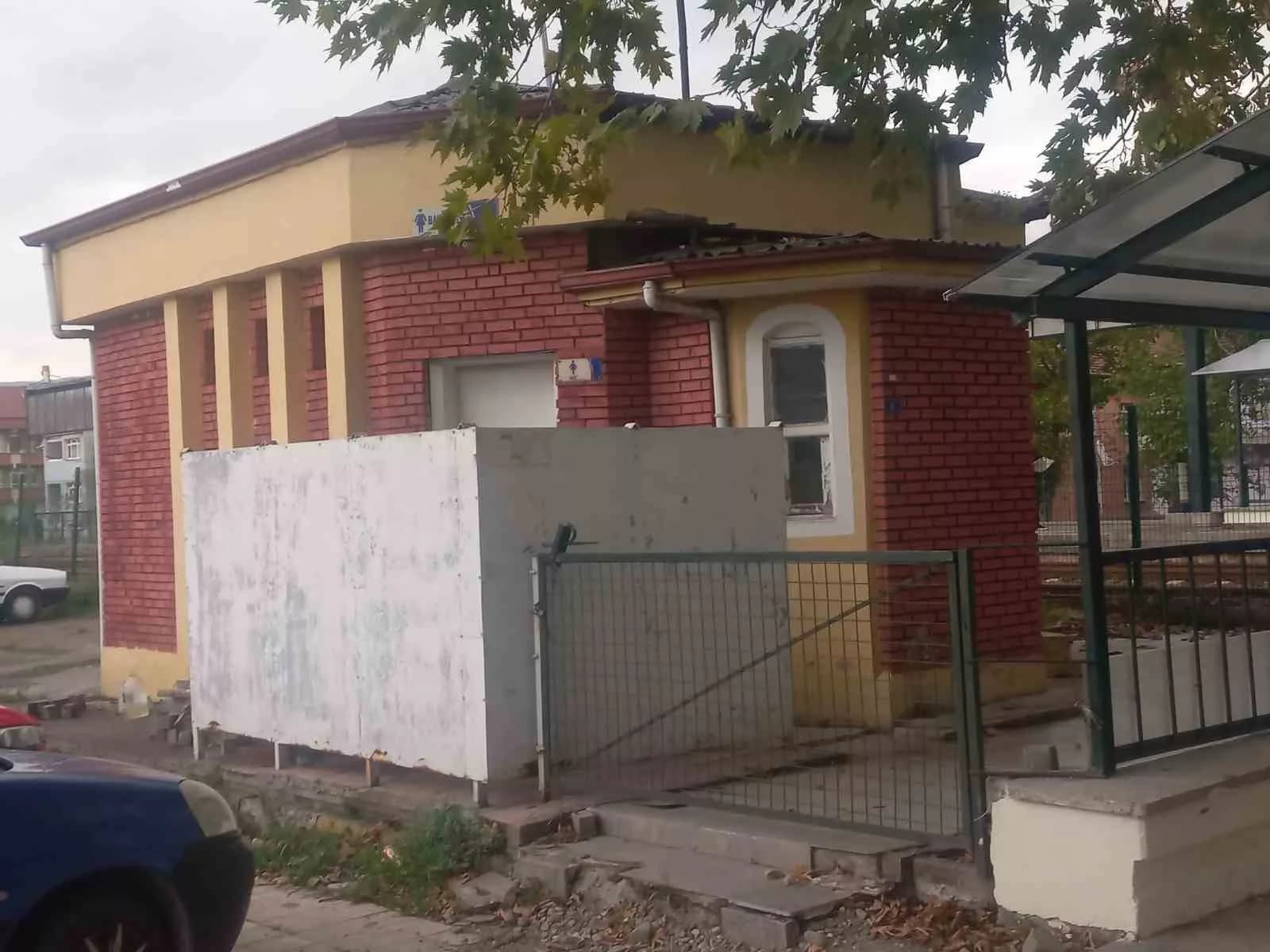 TCDD’ye ait umumi tuvaletin sadece yolculara tahsis edilmesine tepki