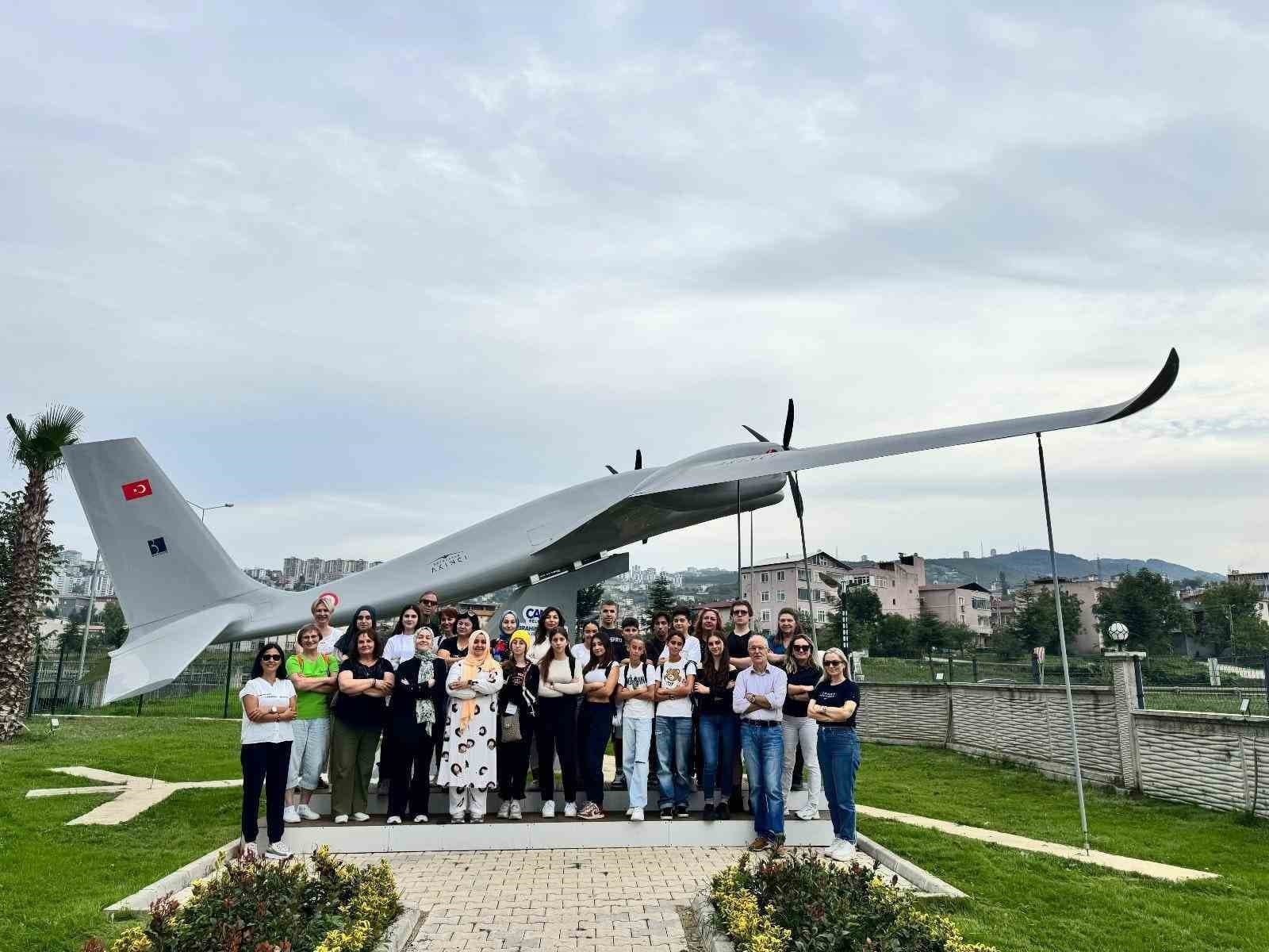 Avrupalı öğrencilerden Akıncı TİHA pozu